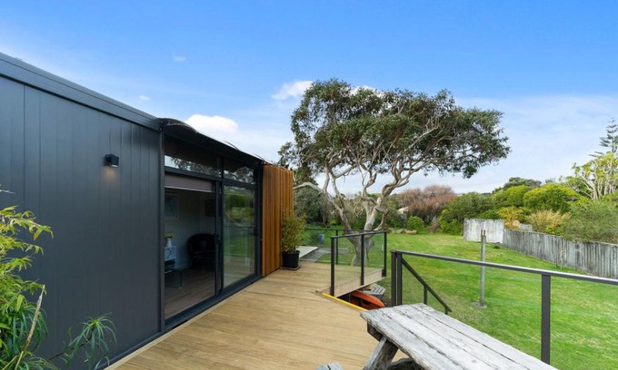 Waikanae House | Relax at Calapso Cottage - Family-Friendly Beach Getaway