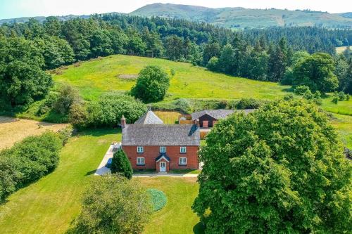 Montgomery House | Discover Calcot Farmhouse with a Fully Equipped Kitchen