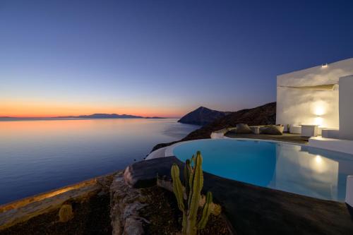 Ano Meria House | Relax at Caldera Casablanca with Pool and Breakfast Options