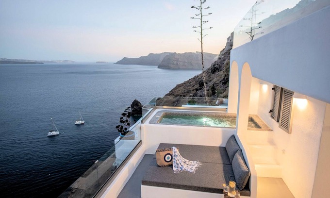 Oia Villa | Grand Cave Villa with Outdoor Hot Tub in Santorini