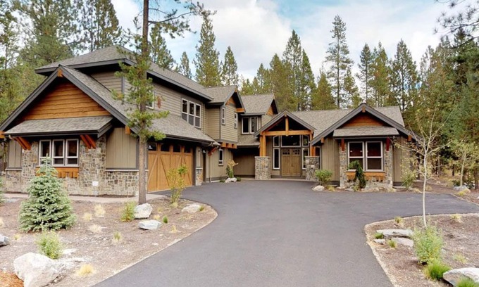 Sunriver House | Outstanding 7-BR Retreat with Spa and Hot Tub Amenities