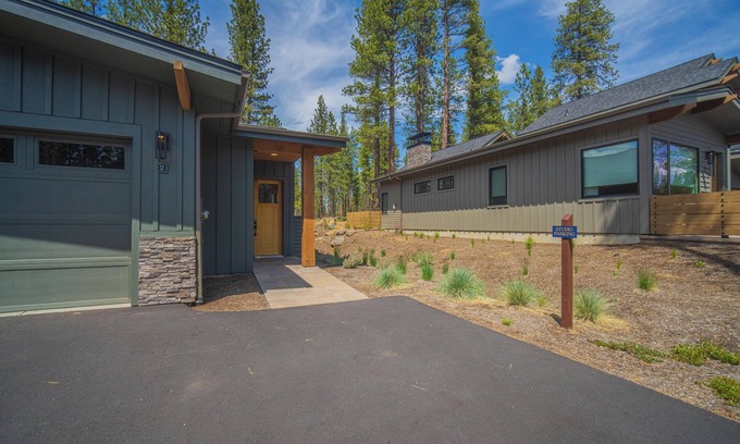 Sunriver Cabin | Caldera Studio with Bunks, Forest Views & Private Patio