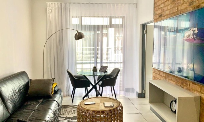 Menlo Park Apartment | Elegant CALDESMO Apartment - 4-Star Guest Favorite