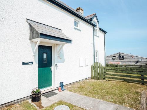 Lydstep House | Caldey View: Family-Friendly Retreat with Private Pool