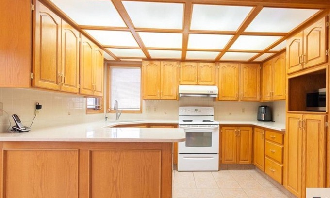 Hawkwood House | Comfortable Stay at Calgary Hawkwood with Family Amenities