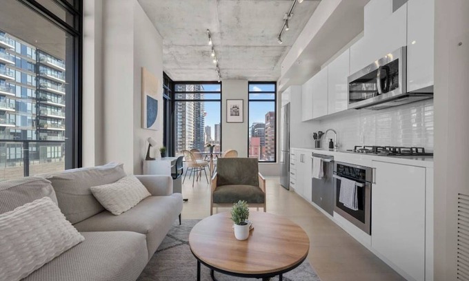 Connaught Apartment | Calgary Tower View: King Bed, Pool & Gym Access Awaits