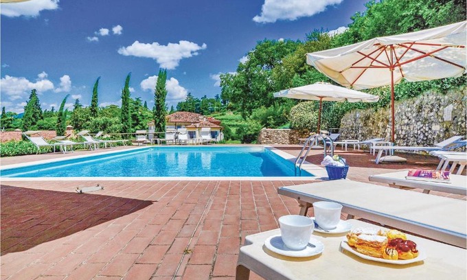 Colognola ai Colli Apartment | Calicanto 5 A: Family-Friendly Hotel with Inviting Pool