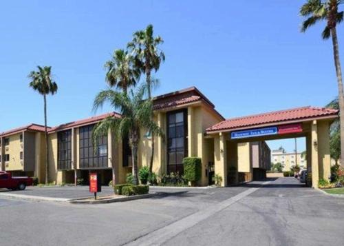 West Park Community Hotel | Family-Friendly California Inn & Suites with Pool and Hot Tub