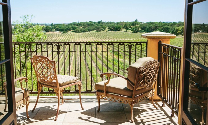 Paso Robles Bed & Breakfast | Discover CaliPaso Winery: 4-Star Escape with Spa & Dining
