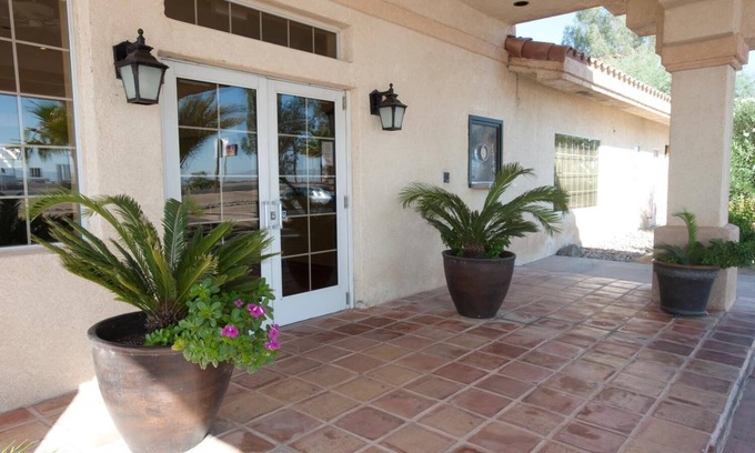Calipatria Hotel | Comfortable Stay at Calipatria Inn with Spa & Breakfast