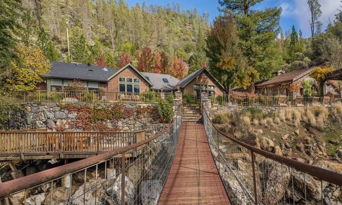 Middletown House | Top-Rated Calistoga Creek Side Mountain Estate Awaits You