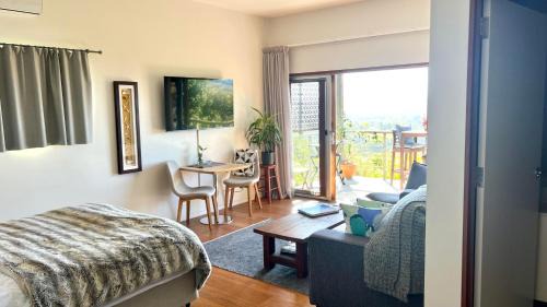 Bangalow Cabin | Scenic Callemondah Studio: Breathtaking Views & Family Friendly