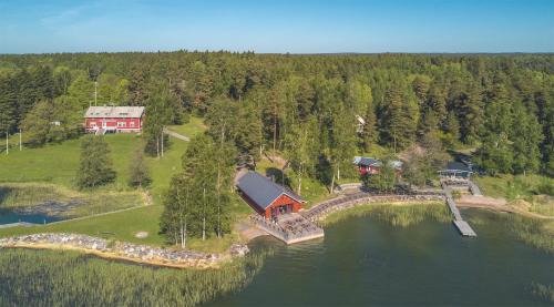 Raseborg Hotel | Explore Calliola: Beachfront Hotel with Pet-Friendly Perks