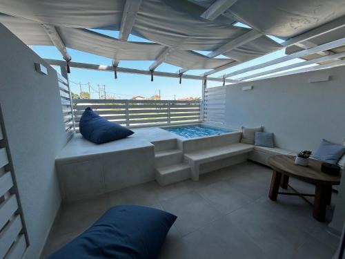 Paralia Dionysiou Apartment | Cozy Calliopes by the Sea: Pet-Friendly Oceanfront Suites