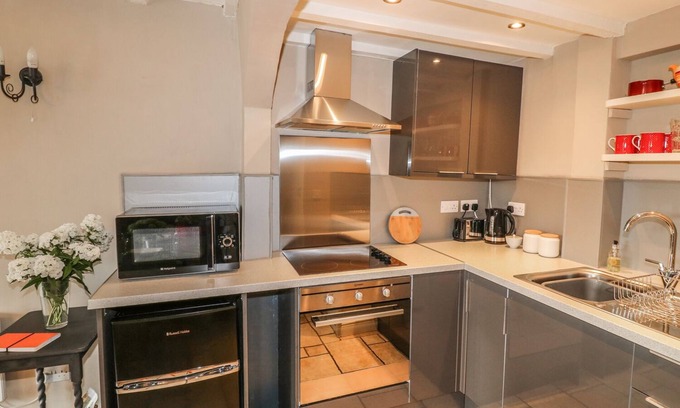 Ashbourne Cottage | Cozy Callow Cottages: Breakfast & Kitchen Amenities Await