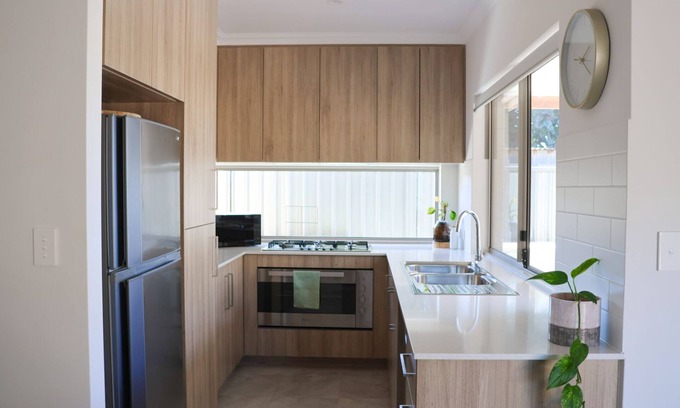 Coolbellup House | Relaxing Home Near Fremantle with Breakfast & Family Amenities