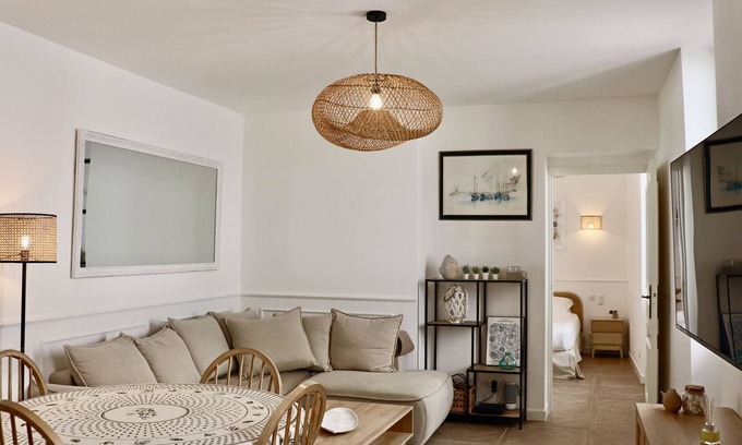 Antibes Old Town Apartment | Tranquil Elegance Awaits in Old Antibes - 10/10 Rating
