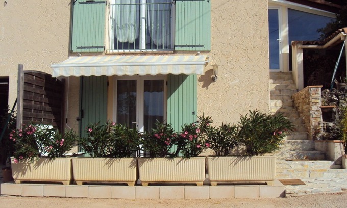 Auriol House | Tranquil Getaway with Pool & Kitchen - Guest Rated 10/10