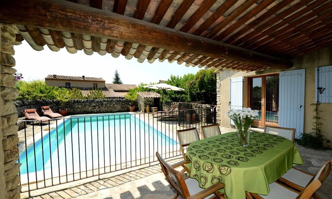 Cabrieres-d'Avignon Villa | Tranquil Escape with Private Pool and Ocean View