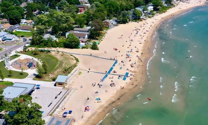 Crystal Beach Cottage | Relaxing Cottage Steps from the Beach with Pool & Breakfast