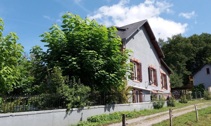 Saint-Honore-les-Bains Bed & Breakfast | Tranquil Nature Retreat in the Morvan with Spa & Pool