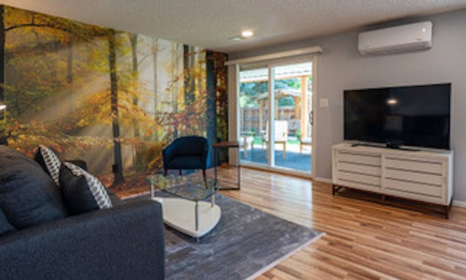 Broomfield House | Tranquil Comfort in a Stylish Setting with Pool & Spa