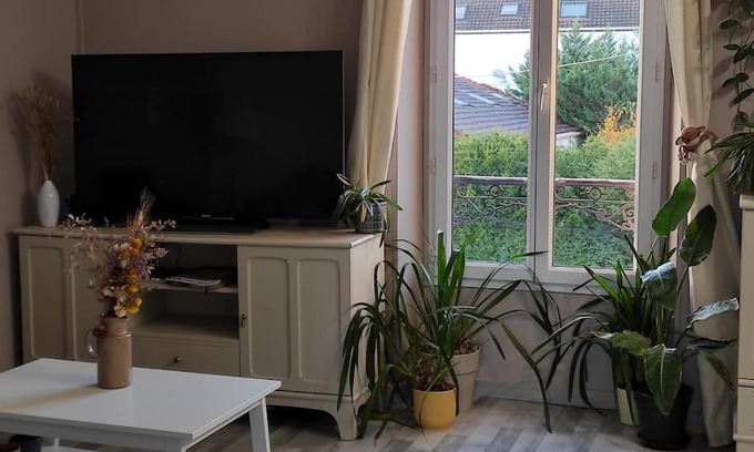 Melun Apartment | Peaceful Stay Just 3 Minutes from Melun Train Station