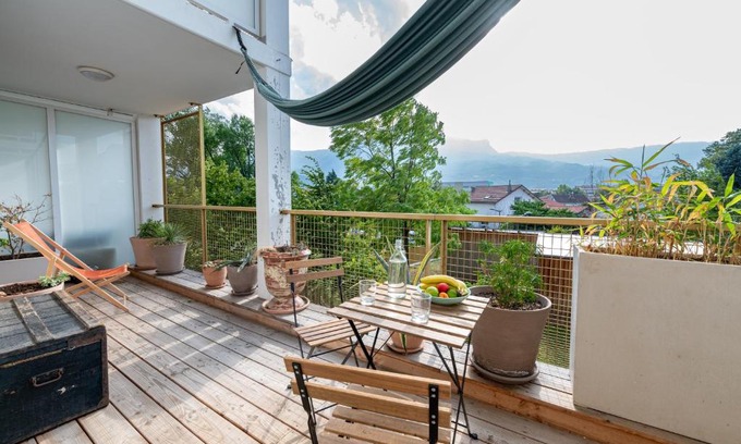 Quartier Villeneuve - Village-Olympique Apartment | Serene Mountain Views with Terrace & Free Wifi for Families