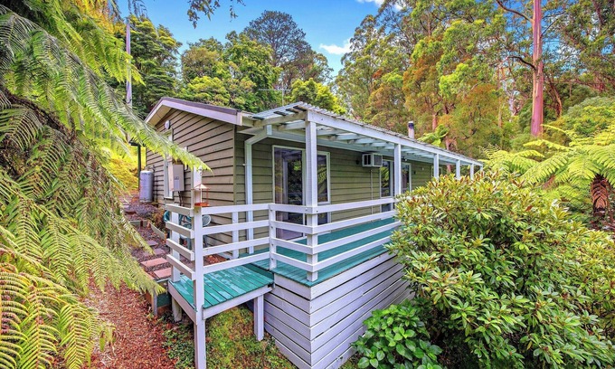Warburton House | Tranquil Bush Retreat with Inviting Creek Sounds