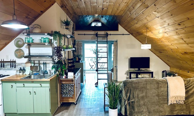 Franklin County Apartment | Tranquil Lakefront Studio with Ocean Views and Kitchenette