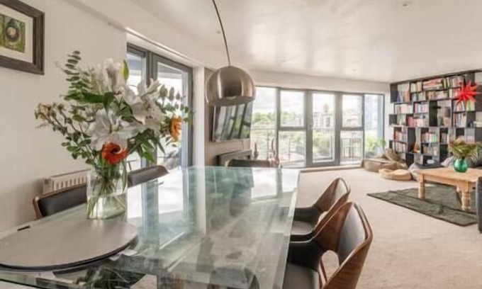 Granton Apartment | Relaxing Sea View Apartment with Hot Tub & Kitchen