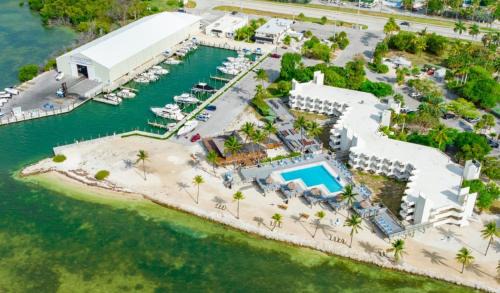 Lower Matecumbe Beach Hotel | Top-Rated Caloosa Cove Resort with Full Kitchens & Beach Access