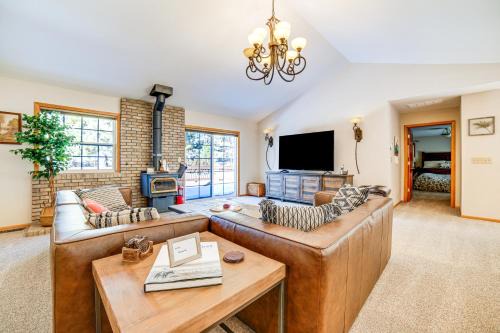 Calpine House | Calpine Mountain Retreat: Pet-Friendly Getaway Awaits