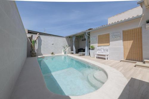 Sierra de Yeguas Ski Chalet | Discover Calymar: Oceanfront Haven with Pool & Pet-Friendly