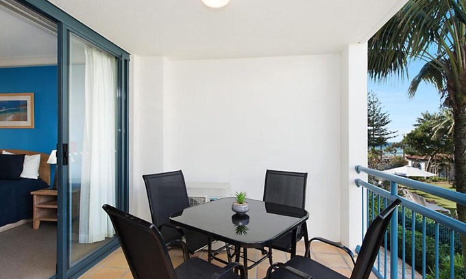 Coolangatta Apartment | Beachfront Calypso Plaza Resort: Ocean View & Family Friendly