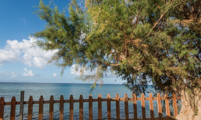 Amoudi House | Discover Calypso Studios: Oceanfront Retreat with Pool