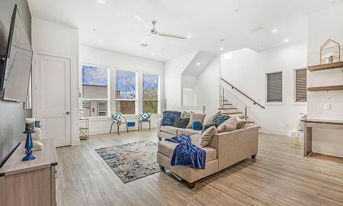 Dallas House | Cozy Modern Retreat: Pet Friendly & Accessible for Families