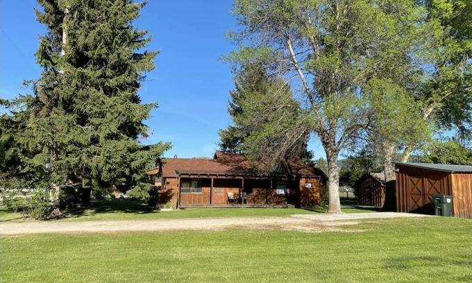 Grantsdale Cabin | Explore Camas Creek Cabin: Child-Friendly Retreat with Kitchen