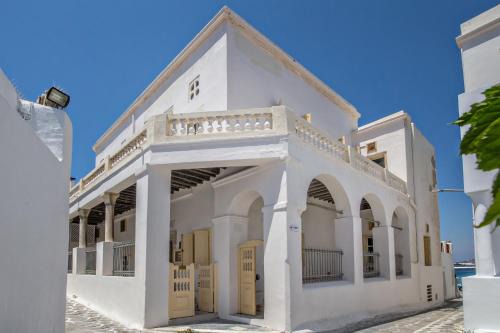 Mykonos House | Experience CAMBANIS MANSION: Pet & Child Friendly Retreat