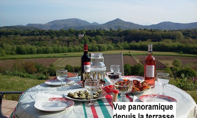 Cambo-les-Bains Apartment | Inviting Cambo: Cozy Rooms with Panoramic Ocean Views