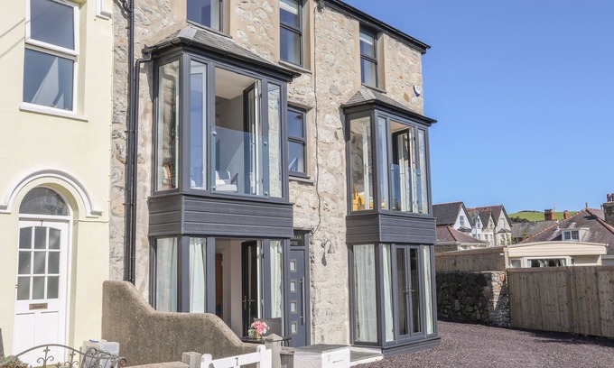 Criccieth Cottage | Pet-Friendly Cambrian House: Oceanfront Cottage Retreat