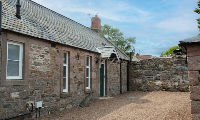 Berwick-upon-Tweed Cottage | Cambridge House - Cottage Number Two - Sleeping 4 Guests in 2 Bedrooms
