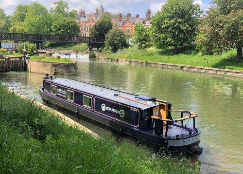 Cambridge City Centre Boat Rental | Enchanting New Moon Narrowboat: Pet & Child Friendly Stay