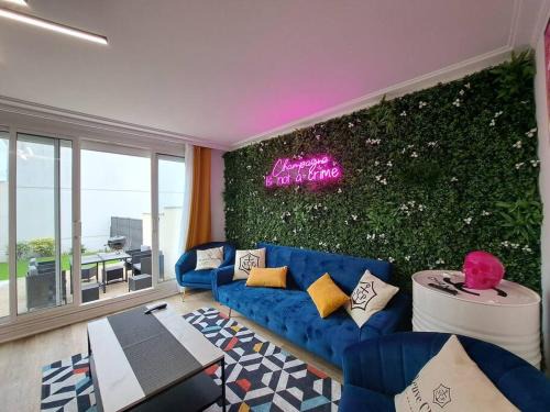 Reims Apartment | Camden Hotel: Family-Friendly Stay with Parking Options
