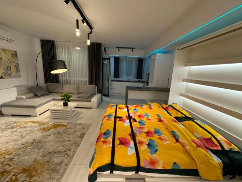 Tirgu Mures Apartment | Bright Cameleon Lemon Yellow: Guest Rated 10/10 & Family-Friendly