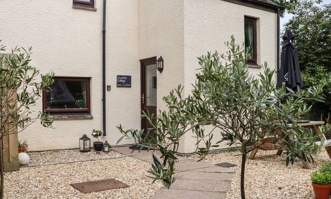 Lanlivery Cottage | Pet-Friendly Camellia Cottage with Garden in Cornwall