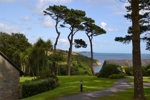 Maenporth House | Elegant Camellia: Family-Friendly Retreat with Pool & Hot Tub