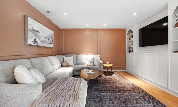 Tallahassee House | Discover Camellia's Garden - 6 Bedroom Retreat with Spa