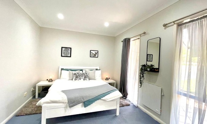 Jimboomba House | Cozy Camelot Homestay: Private Double Room & Kitchenette