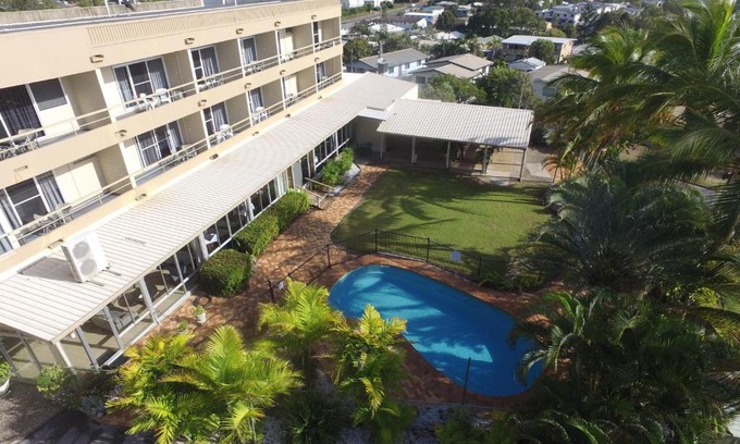 South Gladstone Hotel | Discover Camelot Motel: Oceanfront Retreat with Pool Access